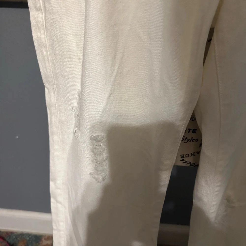 J crew NWT white distressed jeans. Tag has the fit